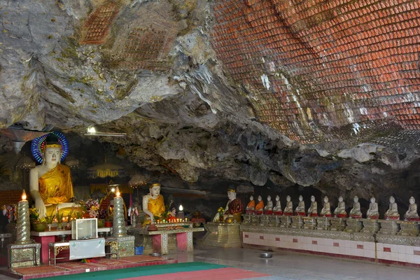 Hermosas estatuas de Buda dentro de la sagrada cueva Kaw Ka Thawng en Hpa - —  Fotos de Stock