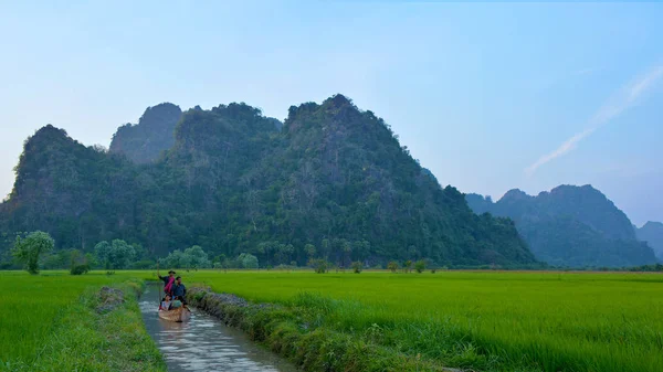 HPa-An, Myanmar - 7 Şubat 2016 Birmanya kayıkçı tekne w sürüş