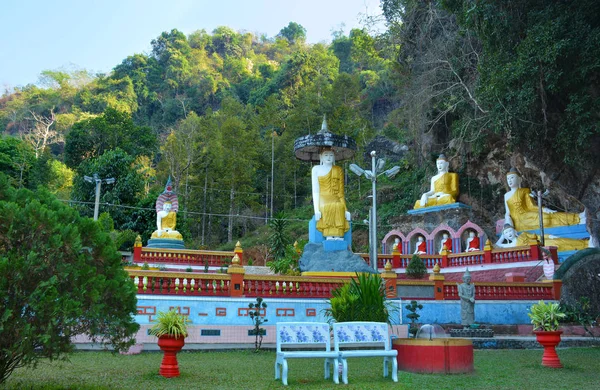 Park with lots of Buddha statues near sacred Kaw Ka Thawng Cave — Stock Photo, Image