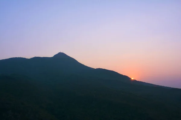 Восход солнца со священной горы Папа (Таунг Калат) недалеко от Багана, Мой — стоковое фото