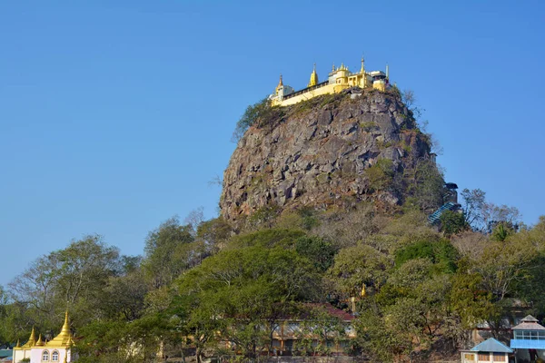 View of the Mount Popa  (Taung Kalat) - sacred place for pilgrim — Stock Photo, Image