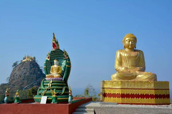 Smuk udsigt over den gyldne Buddha statue med Mount Popa på th - Stock-foto