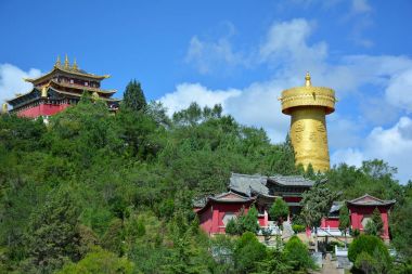 Thetibetian Tapınağı ve dünyanın en büyük Budist tekerlek güzel görünümünü. Shangri-La, Yunnan Eyaleti, Çin.