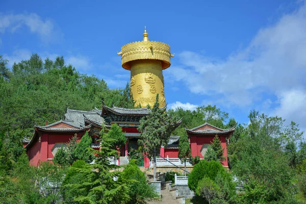 Tibetian monastery and golden buddhist wheel in Shangri-La (Zhongdian), China. — Stock Photo, Image