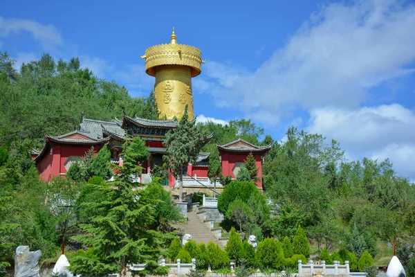 Buddhist monastery and the biggest prayer wheel in the world on the Shangri-La central square. Yunnan province, China — Stock Photo, Image