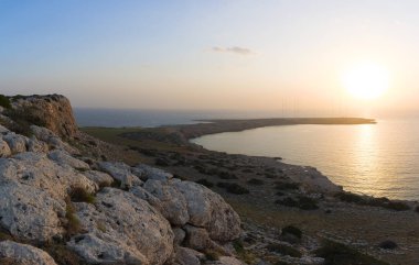 Denizden yükselen güneş. Cape Greco, Cyp yükseklikten görüntülemek