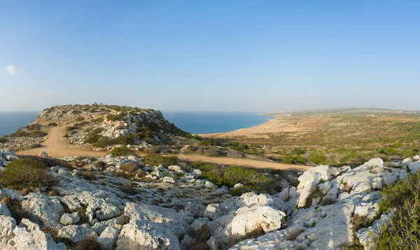 Plato ile Barış Anıtı Cape Greco üzerinde. Coastl görünümünü