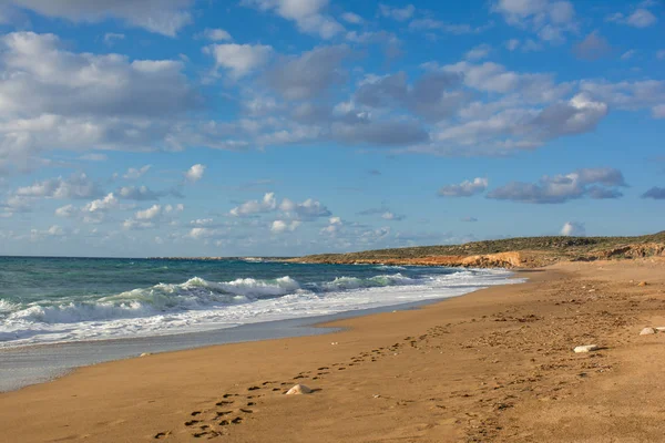 Fußabdrücke im Sand am Strand auf der Akamas-Halbinsel, Zypern — Stockfoto