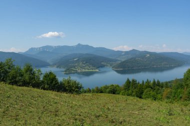 Romanya 'daki Bicaz Gölü (Izvorul Muntelui Gölü). Arka planda Massif Ceahlau