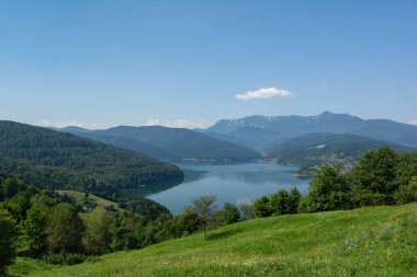 Arka planda Ceahlau Massif ile Bicaz Gölü manzarası, Romanya