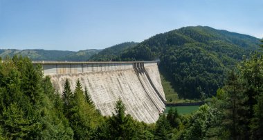 Romanya 'daki Bicaz-Stejaru Hidroelektrik Santralinin panoramik görüntüsü