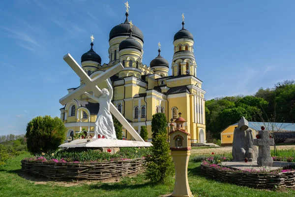 Catedral de San Pedro y San Pablo en el Monasterio de Hincu, República de Moldavia — Foto de Stock