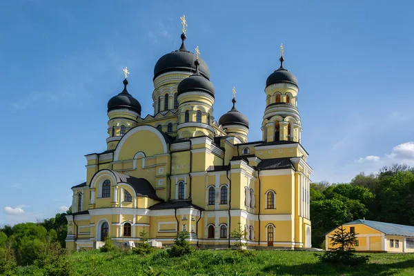Kirche der Heiligen Petrus und Paulus im Kloster Hincu, Republik Moldau — Stockfoto