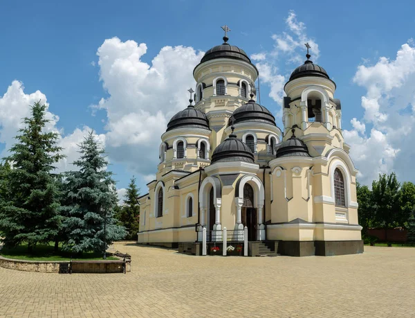 Moldova 'daki Capriana Manastırı. St. George 'un Neo-Bizans tarzı kış kilisesinin manzarası
