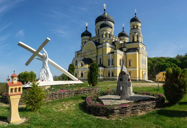 Iglesia cristiana y escultura de Jesucristo en el monasterio de Hincu, República de Moldavia — Foto de Stock