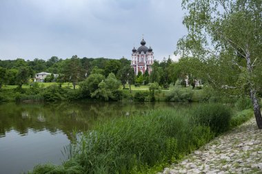 Önünde göl olan Curchi Manastırı 'nın güzel manzarası, Moldova