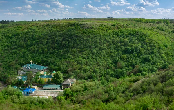 Vacker Utsikt Över Saharna Klostret Ligger Pittoreska Ravinen Moldavien — Stockfoto