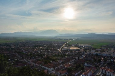Gün batımında Rasnov Town 'da. Arka planda Piatra Craiului Dağı var. Romanya 