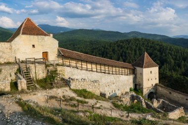 Yazın Rasnov Kalesi 'nin iç avlusu. Yukarıdan bak. Brasov Eyaleti, Romanya
