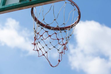 Açık Basketbol çember gökyüzü arka plan arkadan
