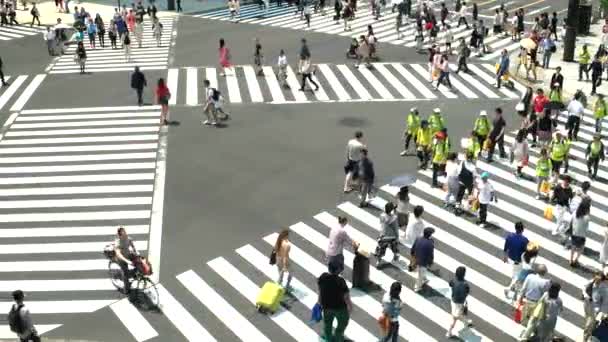 Tokyo - yaya geçidindeki insanların havadan görünüşü. 4K çözünürlüğü. Ginza. — Stok video