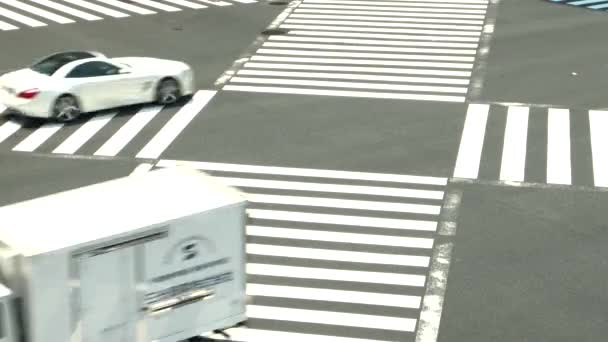Tóquio - Pessoas e tráfego na passarela. Resolução 4K acelera. Ginza. — Vídeo de Stock
