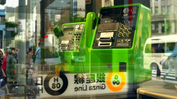 Tokyo- Telefon box i vackert ljus med gatan reflekteras i ett glas. Ginza Ordförande — Stockvideo