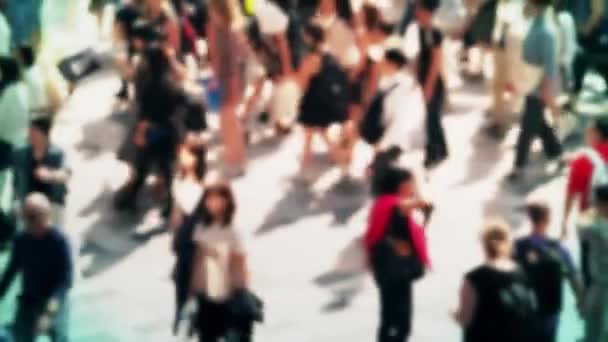 Zsúfolt utcára néző felülről. Eltorzult tekintet. Tokióba. 4K felbontás — Stock videók