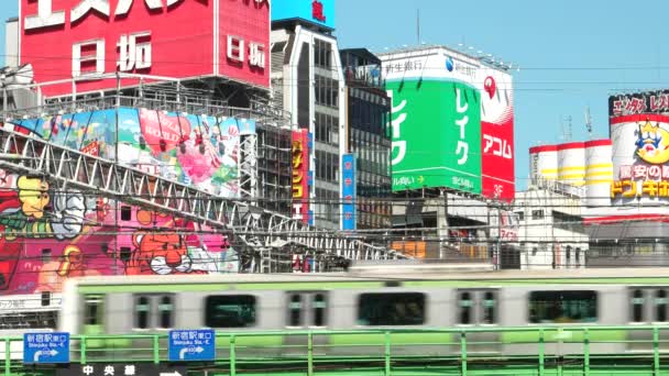 Tokio - Carteleras de colores con el tren que pasa. Shinjuku. 4K — Vídeo de stock