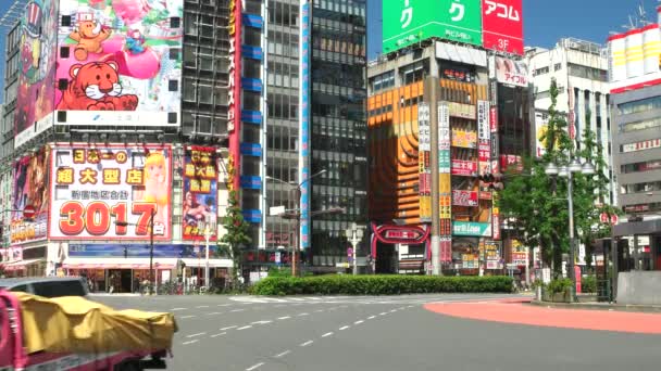 Tokyo- Mayıs 2016: Kavşakta trafik. 4K çözünürlük hızı. Shinjuku. — Stok video