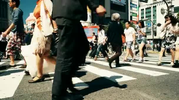 Tokyo - La gente all'incrocio di Shibuya. Retro al rallentatore — Video Stock