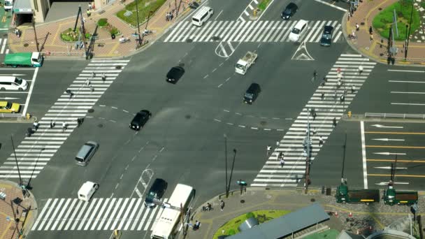 Tóquio - Vista aérea da junção com o tráfego e as pessoas na passarela. Resolução 4K — Vídeo de Stock