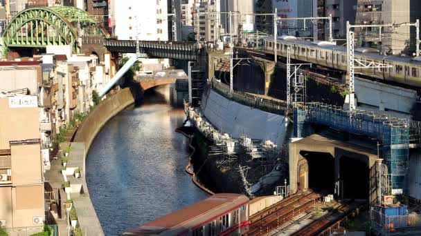 Tokyo - Treni che viaggiano in direzioni diverse all'incrocio ferroviario di Ochanomizu. Risoluzione 4K — Video Stock