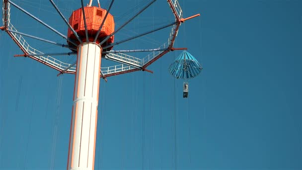 Tokyo - Attraktion vid Tokyo Dome nöjespark. Långsamma rörelser i fallhytten. — Stockvideo