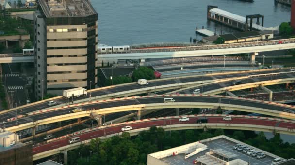 Tokio - Vista aérea de la ciudad con tráfico por carretera y trenes Yurikamome. Resolución 4K — Vídeos de Stock