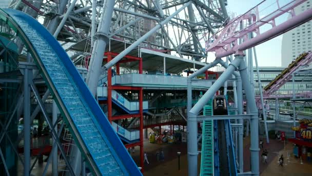 Yokohama - Atrações do parque de diversões com queda de passeio de água e roda gigante no Yokohama Cosmoworld. Resolução 4K câmera lenta . — Vídeo de Stock