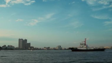 Yokohama - Akşam ışığında tekneli körfez manzarası. 4K çözünürlüğü