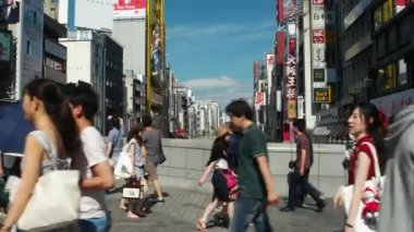 Osaka - Ebisu Köprüsü 'nde yürüyen insanlar. Dotonbori. 4K çözünürlüğü