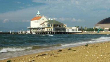 İskeleli sahil manzarası. Fukuoka 2016. 4K çözünürlüğü.