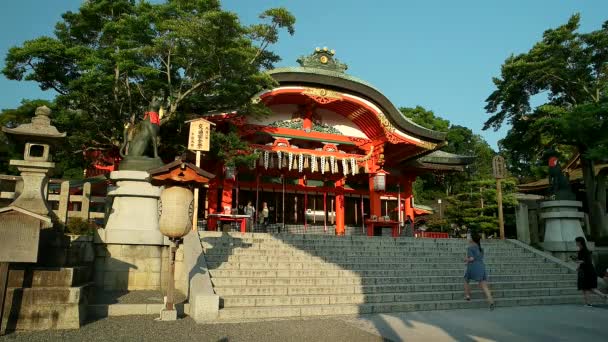 Kyoto - Besökare vid Fushimi Enare helgedom. — Stockvideo