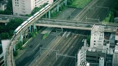 Tokyo - Otoyol trafiği ve trenleri olan havacılık şehri manzarası. 4K çözünürlüğü