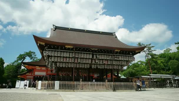 Kioto - Vista del Santuario de Yasaka con linternas de papel y visitantes . — Vídeo de stock