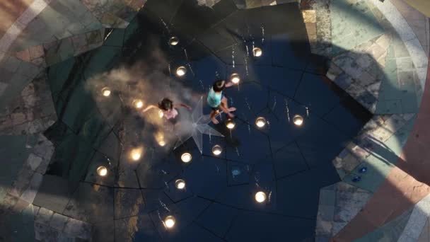 Fukuoka - Niños jugando en la fuente del centro comercial. Velocidad de resolución 4K . — Vídeo de stock