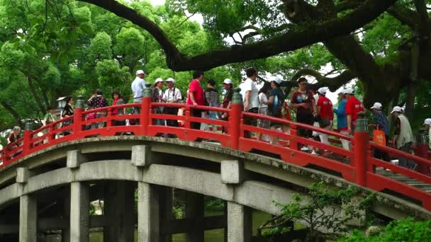 Dazaifu - Turistvandring på bron vid Dazaifu Tenmangu helgedom. 4K-upplösning — Stockvideo