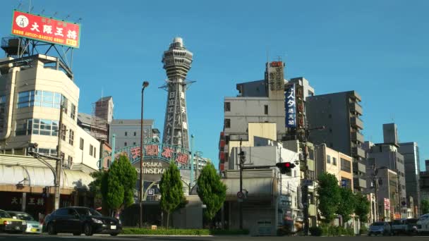 Osaka - Uitzicht op de stad met verkeer en Tsutenkaku toren. Shinsekai. 4K-resolutie — Stockvideo