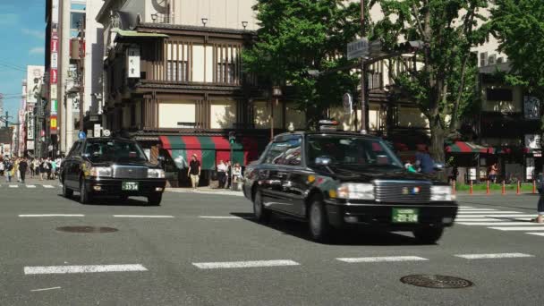 Osaka - sokak manzaralı insanlar ve trafik. Namba. 4K çözünürlüğü — Stok video