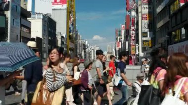Osaka - Ebisu Köprüsü 'nde yürüyen insanlar. Dotonbori. 4K çözünürlüğü