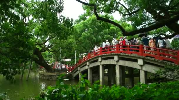 Dazaifu - Turistvandring på bron vid Dazaifu Tenmangu helgedom. — Stockvideo