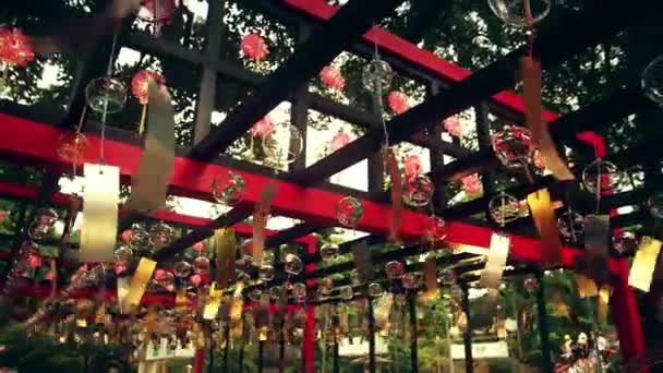 Ιαπωνικές γυάλινες καμπάνες στο ιερό Σίντο. Dazaifu 2016. Αργή κίνηση πανικού. — Αρχείο Βίντεο