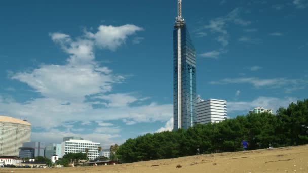 Fukuoka - Strandutsikt med Fukuoka Tower. 4K-upplösning — Stockvideo